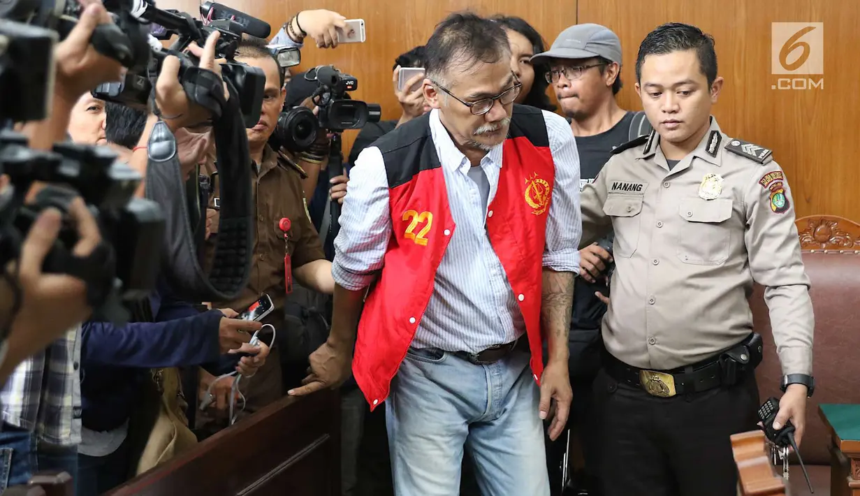 Aktor Tio Pakusadewo bersiap menjalani sidang lanjutan kasus penyalahgunaan narkoba di PN Jakarta Selatan, Kamis (19/7). Sidang yang seharusnya beragendakan putusan tersebut diundur pada 24 Juli 2018. (Liputan6.com/Immanuel Antonius)