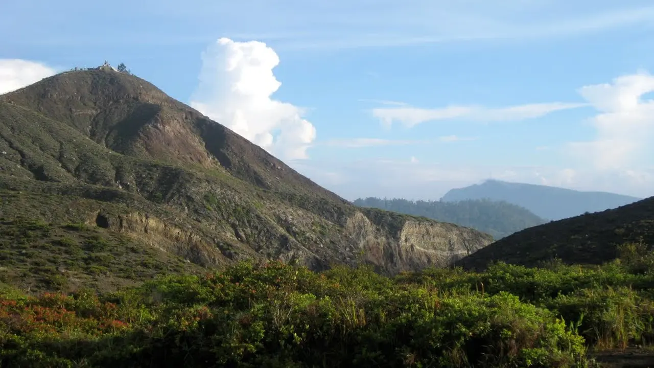 Gunung Keli Lepembusu di Flores dekat dari Gunung Kelimutu