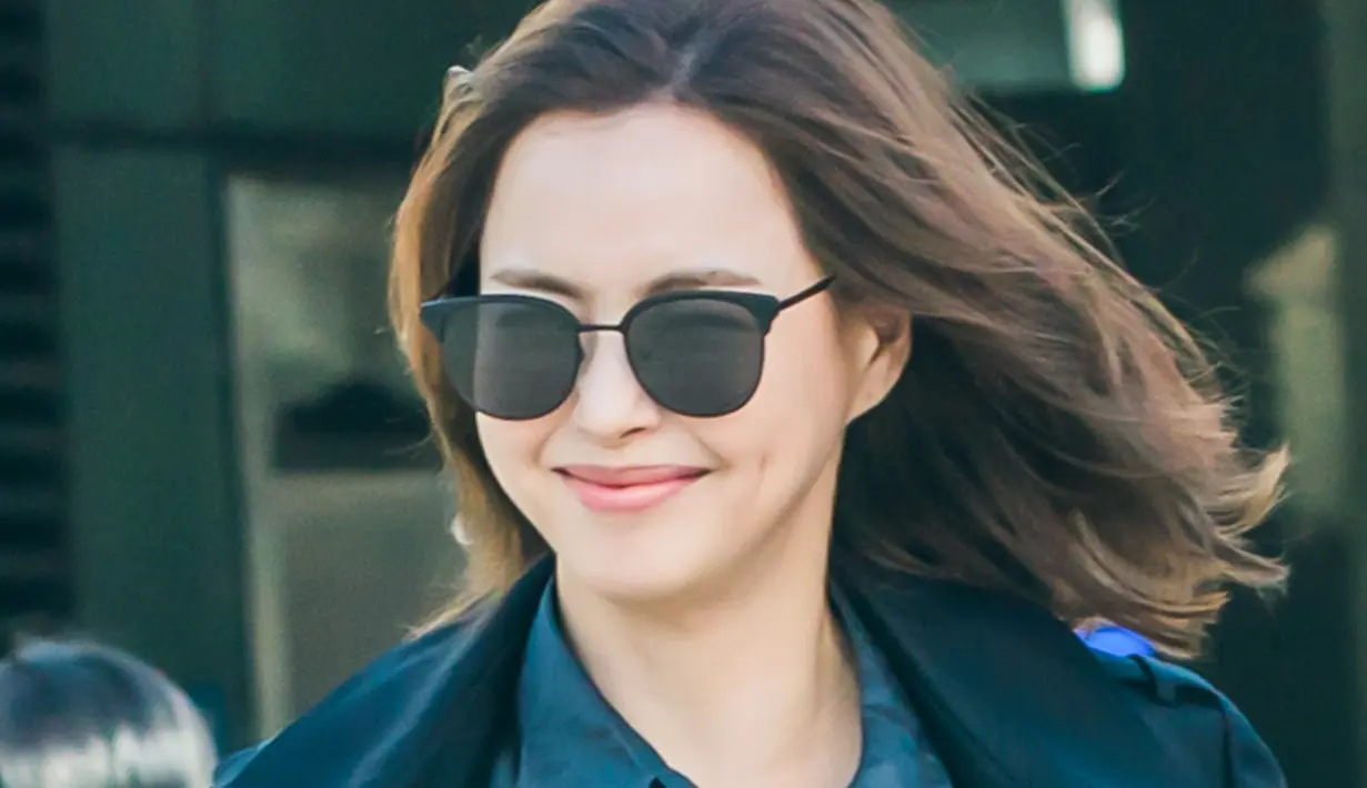 Di Musim 2, karakter Honey Lee, Park Kyung Sun, membantu Kim Hae Il (Kim Nam Gil) sebagai sekutu yang kuat. Foto-foto yang baru dirilis memperlihatkan Park Kyung Sun menuju Busan untuk mendukung Kim Hae Il. (Foto: SBS via Soompi)