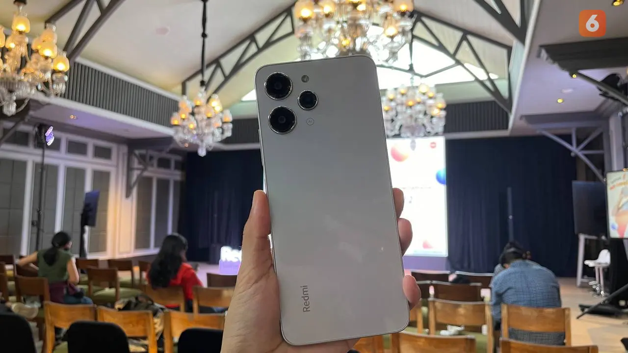 Handson Redmi 12, smartphone Rp 2 jutaan terbaru Xiaomi yang tawarkan desain mewah dan memori lega. (Liputan6.com/ Agustin Setyo Wardani).