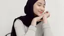 Selebgram dengan jumlah followers mencapai 1,5 juta ini memang sering memakai hijab. Saat mengenakan hijab, Ansellma Putri terlihat cantik memesona. Warganet kompak menyebut Ansel sangat pas saat memakai hijab warna hitam. Berbagai pujian pun datang dari netizen yang terpesona dengan Ansel. (Liputan6.com/IG/@ansellmaputri)