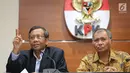 Mantan Ketua Mahkamah Konstitusi (MA) Mahfud MD (kiri) bersama Ketua KPK Agus Raharjo menggelar konferensi pers terkait pembentukan Panitia Khusus (Pansus) Hak Angket KPK di Jakarta, Rabu (14/6). (Liputan6.com/Helmi Afandi)