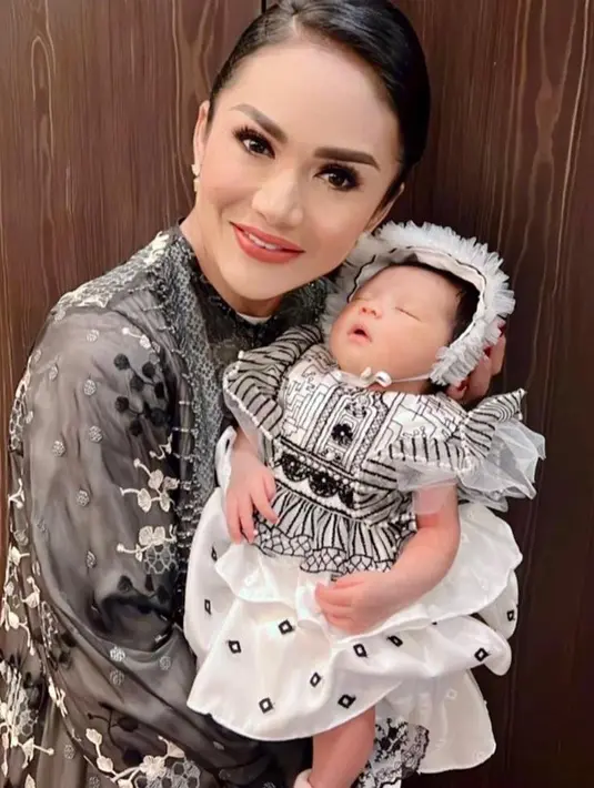 Turut menghadiri acara aqiqah cucunya, Krisdayanti mengenakan busana warna senada. (Instagram/krisdayantilemos).