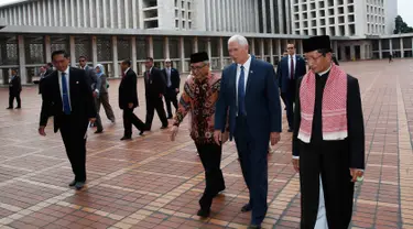 Wakil Presiden AS Mike Pence didampingi Imam Besar Nasaruddin Umar dan Ketua Dewan Eksekutif Manajemen Masjid Istiqlal Muhammad Muzammil Basyuni saat berkunjung ke Masjid Istiqlal di Jakarta, Rabu (20/4). (AFP Photo / Pool / Adi Weda)