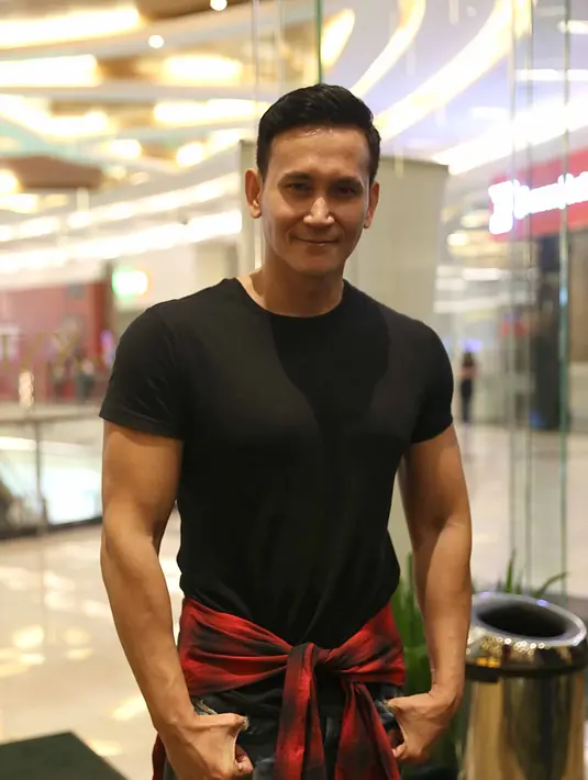 "Karena dia kan memang orangnya thinker ya si Marshanda itu. Chacha tuh dia emang orangnya thinker. Jadi dia senang sama orang yang bisa tukar pikiran. Apalagi dia kan senang banget sama psikologi dan sedikit filsafat," ujarnya. (Nurwahyunan/Bintang.com)