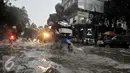 Kawasan Kemang tergenang banjir hingga 80 cm saat hujan yang mengguyur Jakarta, Jumat (11/11). (Liputan6.com/Yoppy Renato)
