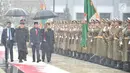 Presiden RI Joko Widodo (Jokowi) didampingi Presiden Afganistan Ashraf Ghani memeriksa barisan, di tengah hujan salju, dalam upacara penyambutan di Istana Presiden Arg, Kabul, Senin (29/1). (Liputan6.com/Pool/Biro Pers Setpres)