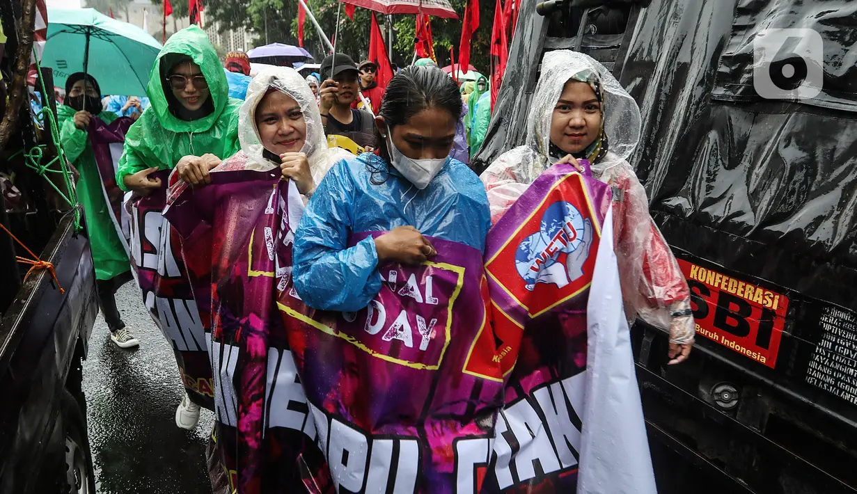 <p>Massa yang tergabung dari berbagai elemen masyarakat melakukan aksi damai dengan membentangkan poster di kawasan Monumen Nasional, Jakarta, Indonesia, Rabu (8/3/2023). Dalam aksi memperingati Hari Wanita Internasional, mereka menyerukan untuk melawan segala bentuk penindasan hak, perlindungan, menolak perkawinan anak serta menjamin kesehatan perempuan. (Liputan6.com/Johan Tallo)</p>