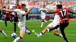 Tak ada gol yang tercipta dari Milan dan Fiorentina hingga menit ke-80. Dua menit kemudian barulah Milan bisa memecah kebuntuan lewat aksi Rafael Leao dengan tembakan ke tiang dekat yang gagal dihentikan Terracciano. (AFP/Tiziana Fabi)