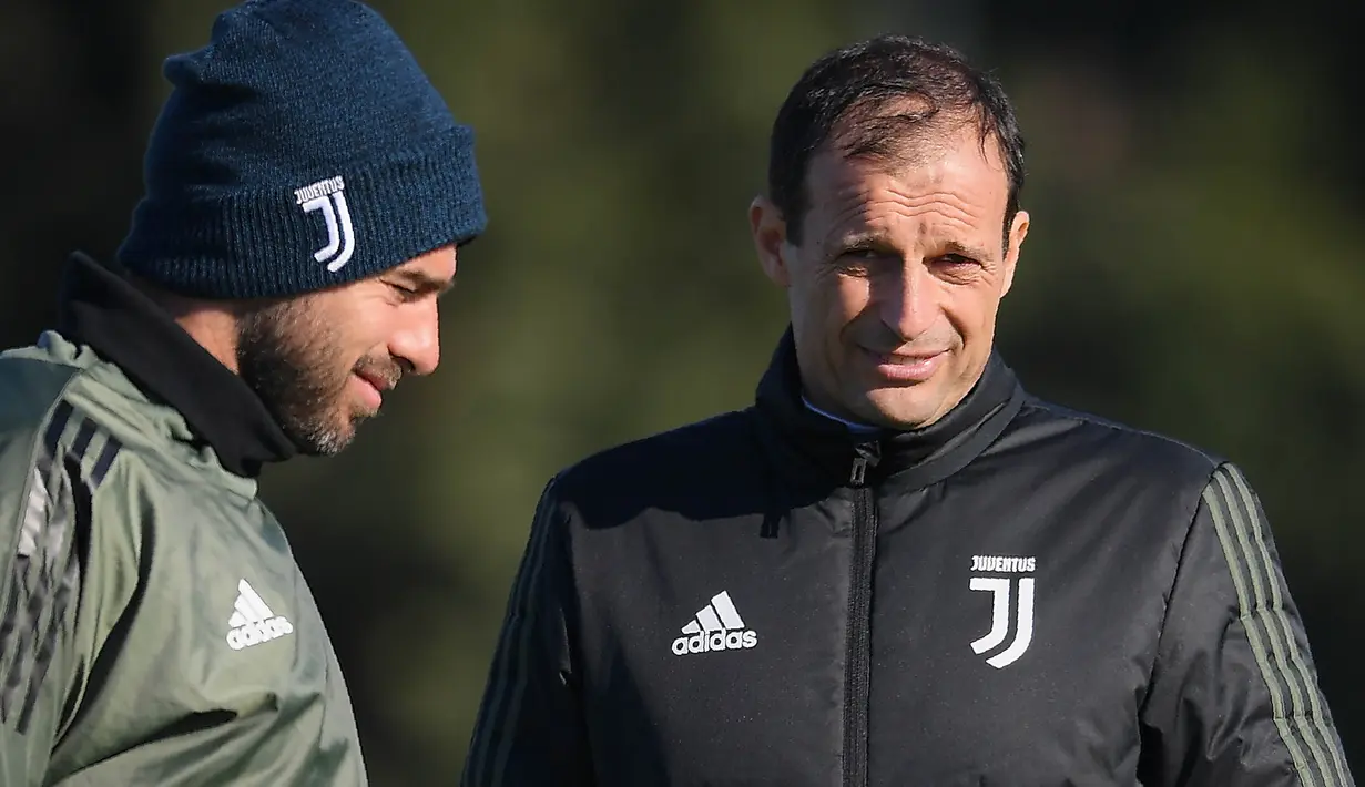 Pelatih Juventus, Massimiliano Allegri, memimpin sesi latihan jelang laga Liga Champions di Training Center Juventus, Minggu (3/12/2017). Juventus akan berhadapan melawan Olympiakos. (AFP/Marco Bertorello)