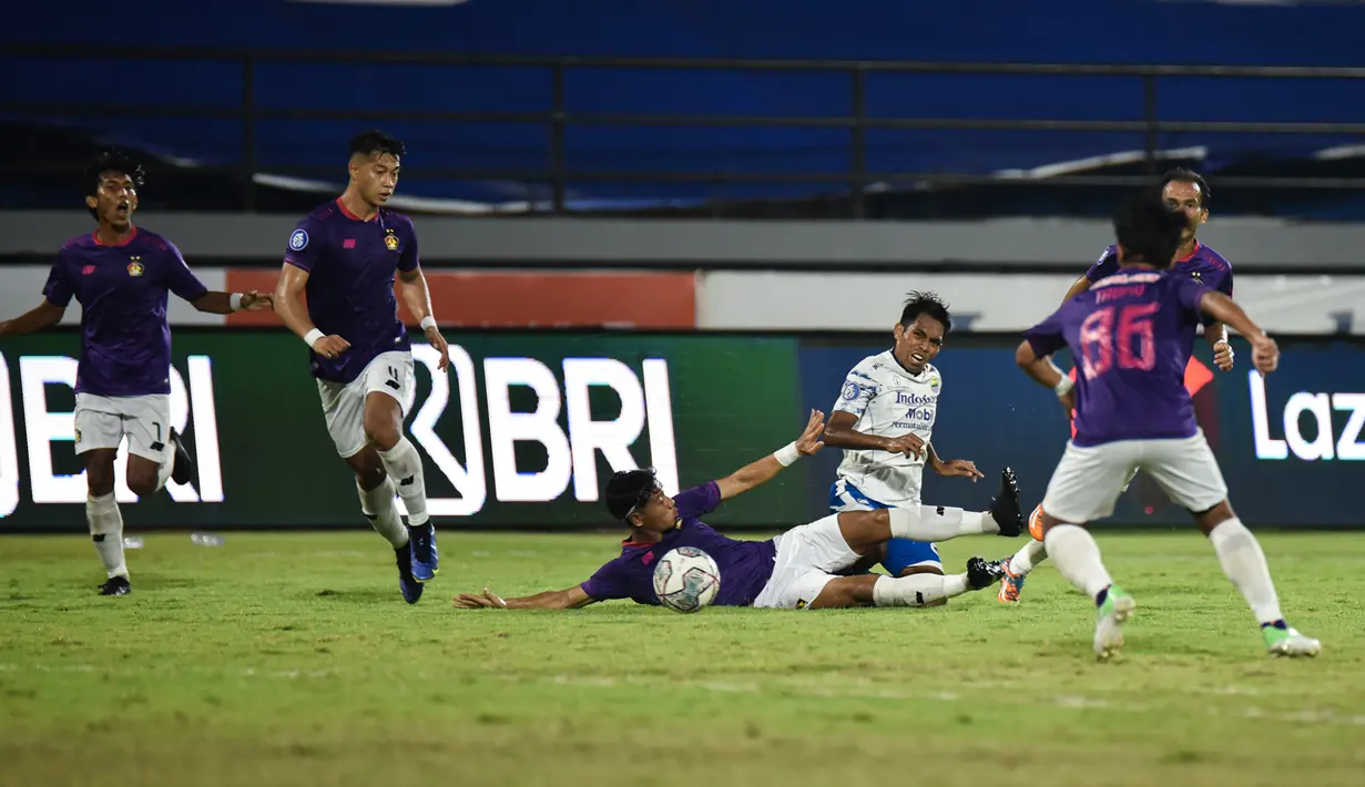 Pada laga yang digelar di Stadion Kapten I Wayan Dipta, Gianyar, Bali, Persib Bandung yang mengusung misi menunda kepastian Bali United menjadi kampiun BRI Liga 1 tampil anti klimaks di hadapan Persik Kediri. (Persib.co.id)