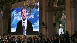 Sebuah layar memperlihatkan saat aktor AS, Leonardo DiCaprio memberikan pidato pada pertemuan walikota dalam Konferensi Dunia Perubahan Iklim 2015 (COP21) di Paris, Prancis, 4 Desember 2015. (PATRICK KOVARIK / AFP)