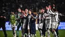 Para pemain Juventus bertepuk tangan kepada suporter usai bertanding melawan Cremonese pada pertandingan lanjutan Liga Serie A Italia di Zini Stadium, Cremona, Italia, Kamis (4/1/2023). Juventus menang tipis atas Cremonese dengan skor 1-0. (AFP/Marco Bertorello)