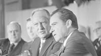Presiden Nixon dan Menteri Luar Negeri William Rogers pada penandatanganan Konvensi Senjata Biologi dan Toksin. (state.gov)