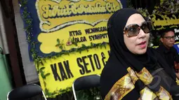 Di mata Camelia Malik, Olga adalah seorang komedian sejati yang lucu dan suka menghibur siapapun. Foto diambil saat berkunjung ke rumah duka, Sabtu (28/3/2015). (Liputan6.com/Helmi Afandi)