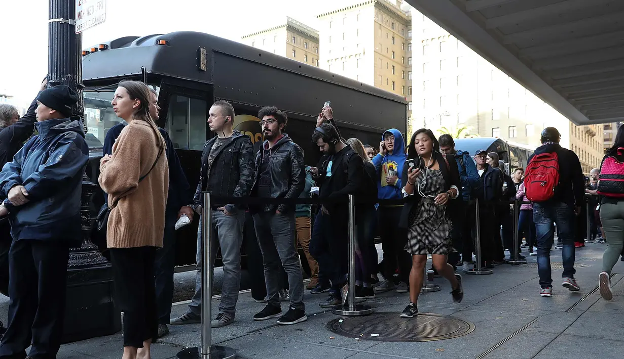 Calon pembeli mengantre 8 baru di Apple Store di San Francisco, California (22/9). IPhone 8 dan iPhone 8 Plus yang baru, serta Apple Watch dan Apple TV terbaru sudah dapat dibeli toko Apple Store. (Justin Sullivan / Getty Images / AFP)