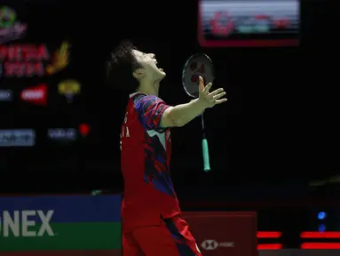 Setelah puasa gelar di tunggal putra selama 35 tahun, China akhirnya kembali membawa pulang trofi juara tunggal putra lewat keberhasilan Shi Yu Qi setelah mengalahkan wakil Denmark, Anders Antonsen dengan rubber game 21-9, 12-21 dan 21-14 dalam laga final turnamen bulu tangkis Indonesia Open 2024 di Istora Senayan, Jakarta, Minggu (9/6/2024). Gelar terakhir China di Indonesia Open pada sektor tunggal putra diraih Xiong Guo Bao pada edisi 1989 setelah mengalahkan wakil tuan rumah, Joko Suprianto. (Bola.com/M Iqbal Ichsan)