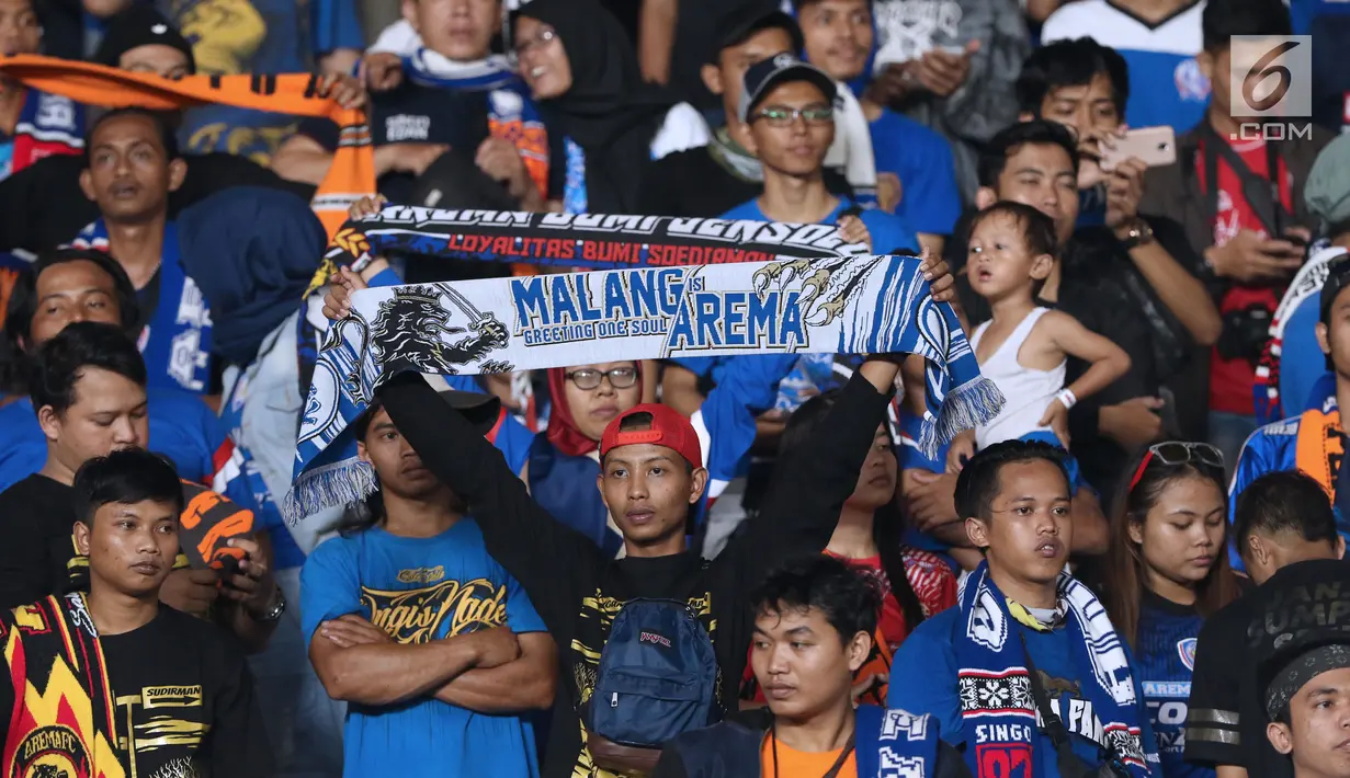 Suporter tim Singo Edan membentangkan syal usai menyaksikan laga Arema FC melawan Persija pada lanjutan Go-Jek Liga 1 Indonesia 2018 bersama Bukalapak di Stadion GBK Jakarta, Sabtu (31/3). Arema FC kalah telak 1-3. (Liputan6.com/Helmi Fithriansyah)