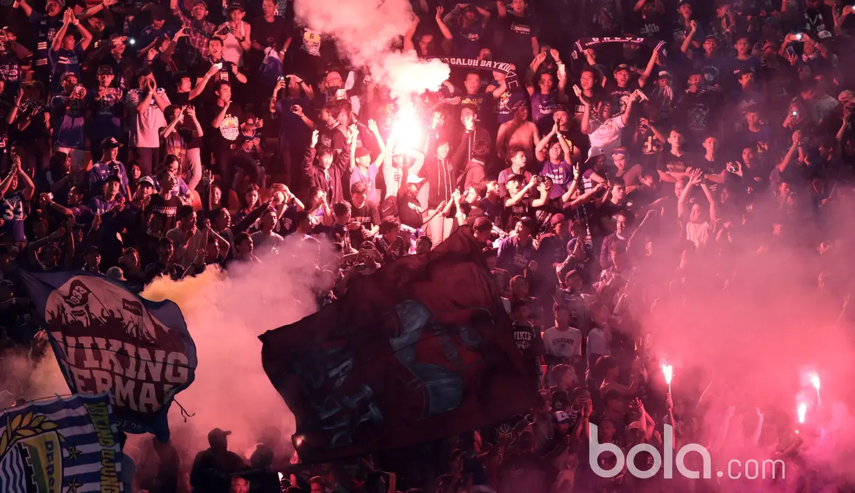 Bobotoh menyalakan flare usai laga Persib Bandung melawan Semen Padang pada perebutan tempat ketiga Piala Presiden 2017 di Stadion Pakansari, Bogor, Sabtu (11/3/2017). Persib Menang 1-0. (Bola.com/Nicklas Hanoatubun)