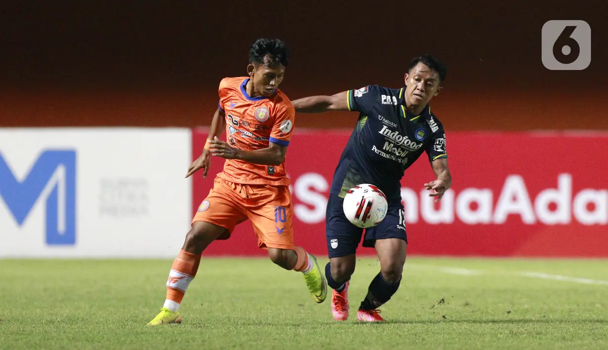 Gelandang Persib Bandung Febri Hariyadi (kanan) berebut bola dengan pemain Persiraja Banda Aceh Vivi Asrizal pada laga Piala Menpora 2021 di Stadion Maguwoharjo, Jumat, (2/4/2021). Persib menang 2-1. (Bola.com/M Iqbal Ichsan)