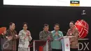 Wapres Jusuf Kalla membuka perdagangan saham 2017 Bursa Efek Indonesia (BEI) di Jakarta, Selasa (3/1). Peresmian dihadiri oleh Menkue Sri Mulyani, Ketua OJK Muliaman Hadad, Kepala Eksekutif Pengawas Pasar Modal Nurhaida. (Liputan6.com/Angga Yuniar)