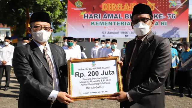 Kepala Kemenag Garut Cece Hidayat dan Wabup Garut Helmi Budiman di puncak acara Hari Amal Bakti ke-76 Kemenag.