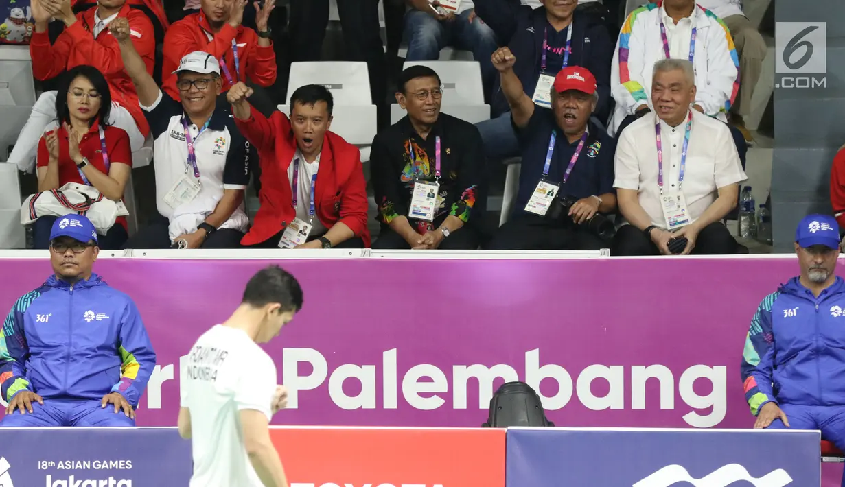 Menteri PUPR, Basuki Hadimuljono (kedua kanan), Menko Polhukam Wiranto dan Menpora Imam Nahrawisaat menyaksikan semifinal bulu tangkis beregu Putra Asian Games 2018, Indonesia melawan Jepang di Jakarta, Selasa (21/8). (Liputan6.com/Helmi Fithriansyah)