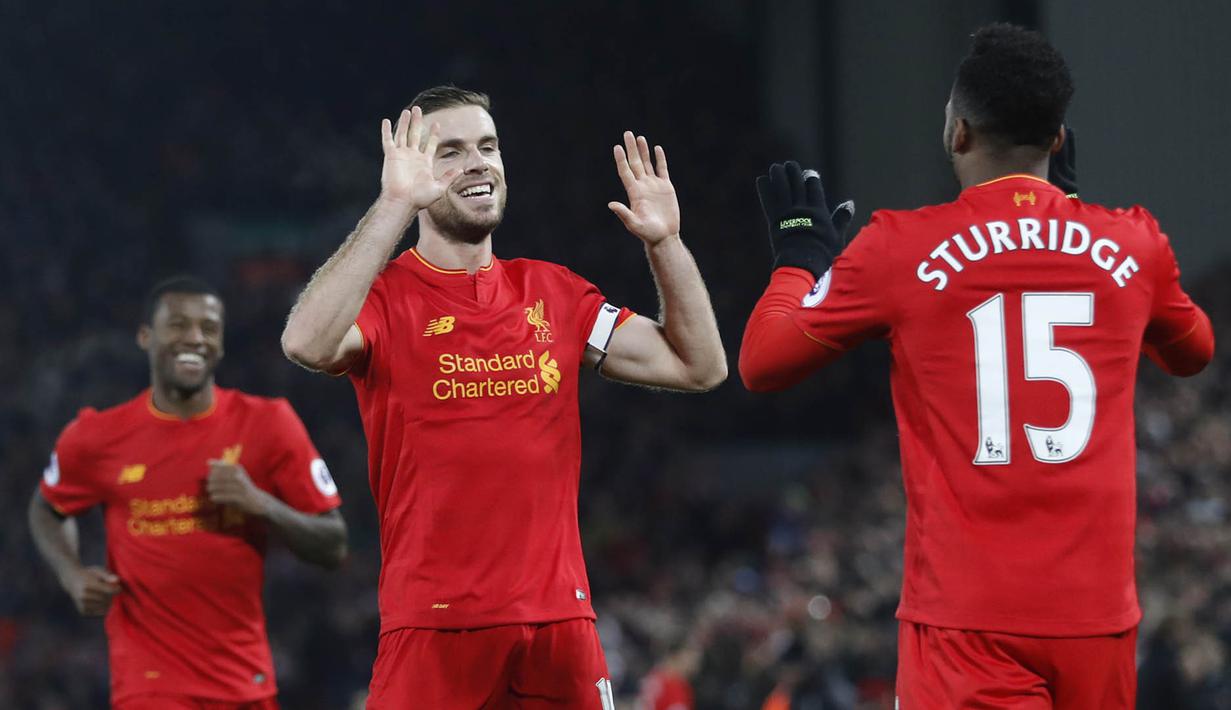 Pemain Liverpool merayakan gol yang dicetak Daniel Sturridge ke gawang Stoke. Akhirnya The Reds memastikam kemengan 4-1 atas Stoke berkat gol pamungkas dari Sturridge pada menit ke-70. (Reuters/Carl Recine)