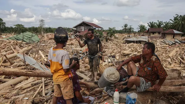 Di desa Lintang Baru Aceh Tamiang, Ada Banyak Rumah Tertimbun Kayu Gelondongan dan Material Lumpur