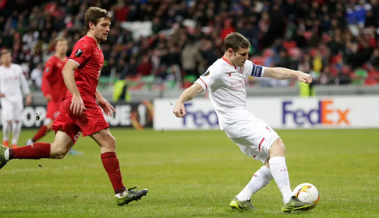 Gelandang Liverpool, James Milner berusaha menendang bola dari kejaran pemain Rubin Kazan pada lanjutan Liga Europa Grup B di Kazan Arena, Rusia, (6/11). Liverpool menang atas tuan rumah Rubin Kazan dengan skor 1-0. (Reuters/Henry Browne)