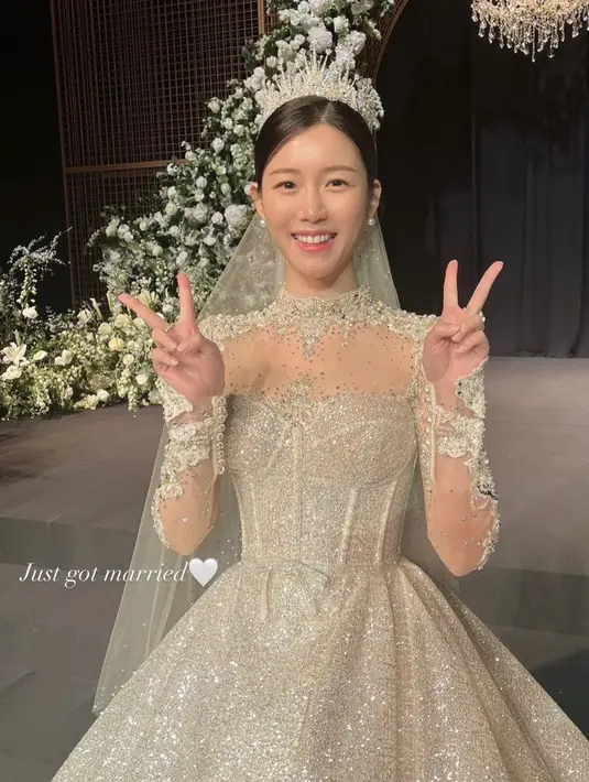 Begitu pun ketika menikah, Lee Da In menunjukan tampilan wajah glass skinnya. Hanya terlihat lipstik glossy pink tipis. Credit: (@xx__dain)