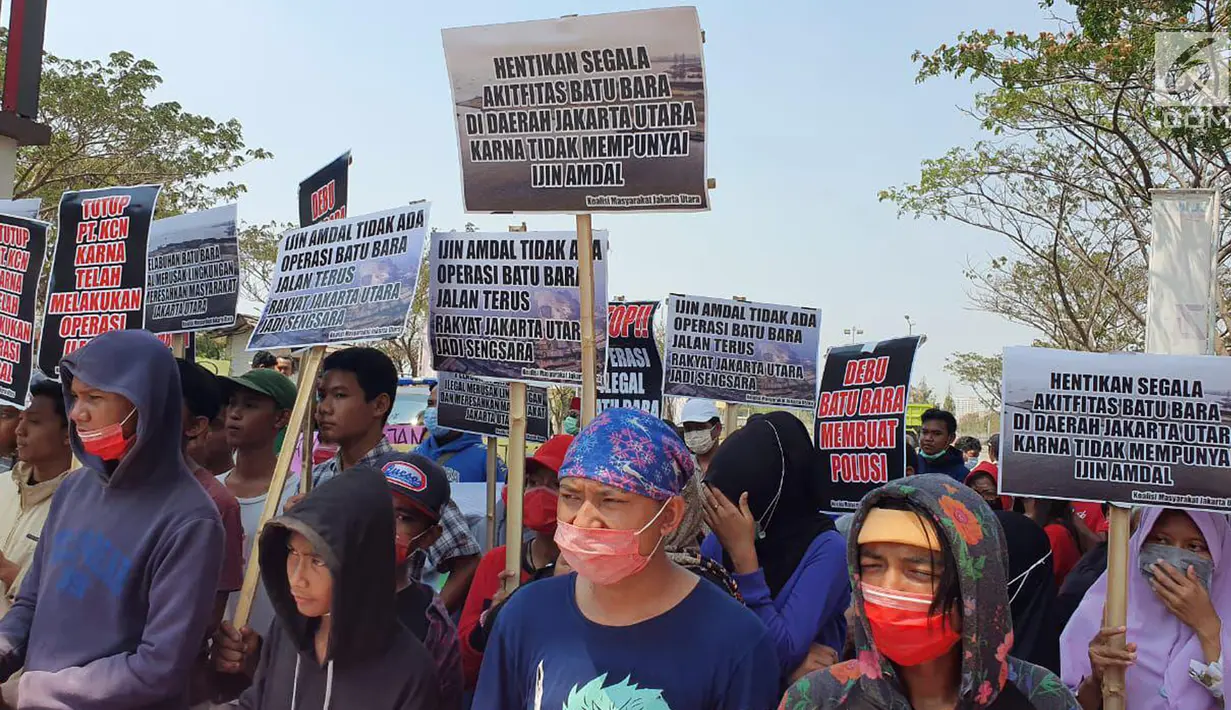 Massa Koalisi Masyarakat Jakarta Utara melakukan unjuk rasa didepan PT. Karya Citra Nusantara (KCN), Jakarta, Sabtu (31/8/2019). Mereka mendesak PT. KCN segera memberhentikan operasi yang menyebabkan debu batubara berbahaya untuk kesehatan manusia. (Liputan6.com/HO/Aland)