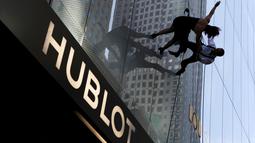 Penari menampilkan tarian menegangkan di dinding bangunan gedung, Manhattan borough New York (19/4). Penari tersebut menari untuk memeriahkan acara pembukaan toko "Hublot" di Fifth Avenue di Manhattan. (REUTERS/Andrew Kelly)