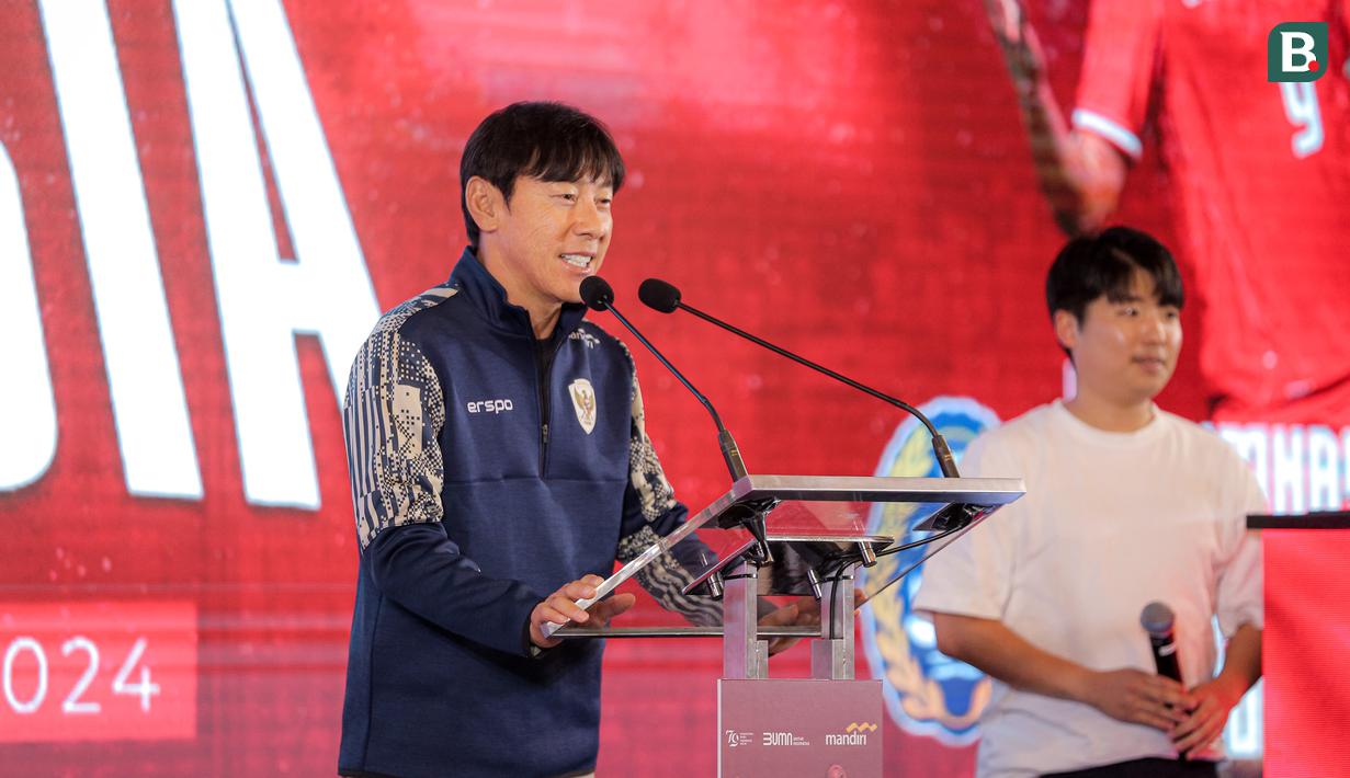 Pelatih kepala Timnas Indonesia, Shin Tae-yong memberikan sambutan dalam acara penandatanganan kerjasama antara Bank Mandiri dan PSSI di Plaza Mandiri, Senayan, Jakarta, Jumat (23/08/2024). (Bola.com/Bagaskara Lazuardi)