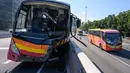 Kondis bagian depan bus usai bertabrakan dengan taksi di Hong Kong (30/11). Bus tersebut dalam perjalanan ke bandara Hong Kong bertabrakan dengan taksi, kata polisi, dengan penumpang dilaporkan terlempar dari jendela bus. (AFP Photo/Anthony Wallace)