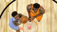 Tim AS, John Collins (kiri), left, melakukan dunk disaksikan Joel Embiid  pada pertandingan Rising Star Challenge pada kancah All-Star 2018 di Staples Center, LA, Sabtu (17/2/2018).  (AP Photo/Mark J. Terrill, Pool)