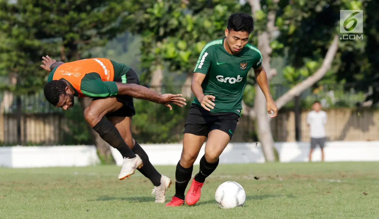 Pemain Timnas Indonesia U-22, Nurhidayat saat latihan di Lapangan ABC, Senayan, Jakarta, Sabtu (11/1). Pada hari keenam pemusatan latihan, Indra Sjafri menggelar game internal untuk menyaring para pemainnya. (Bola.com/M Iqbal Ichsan)