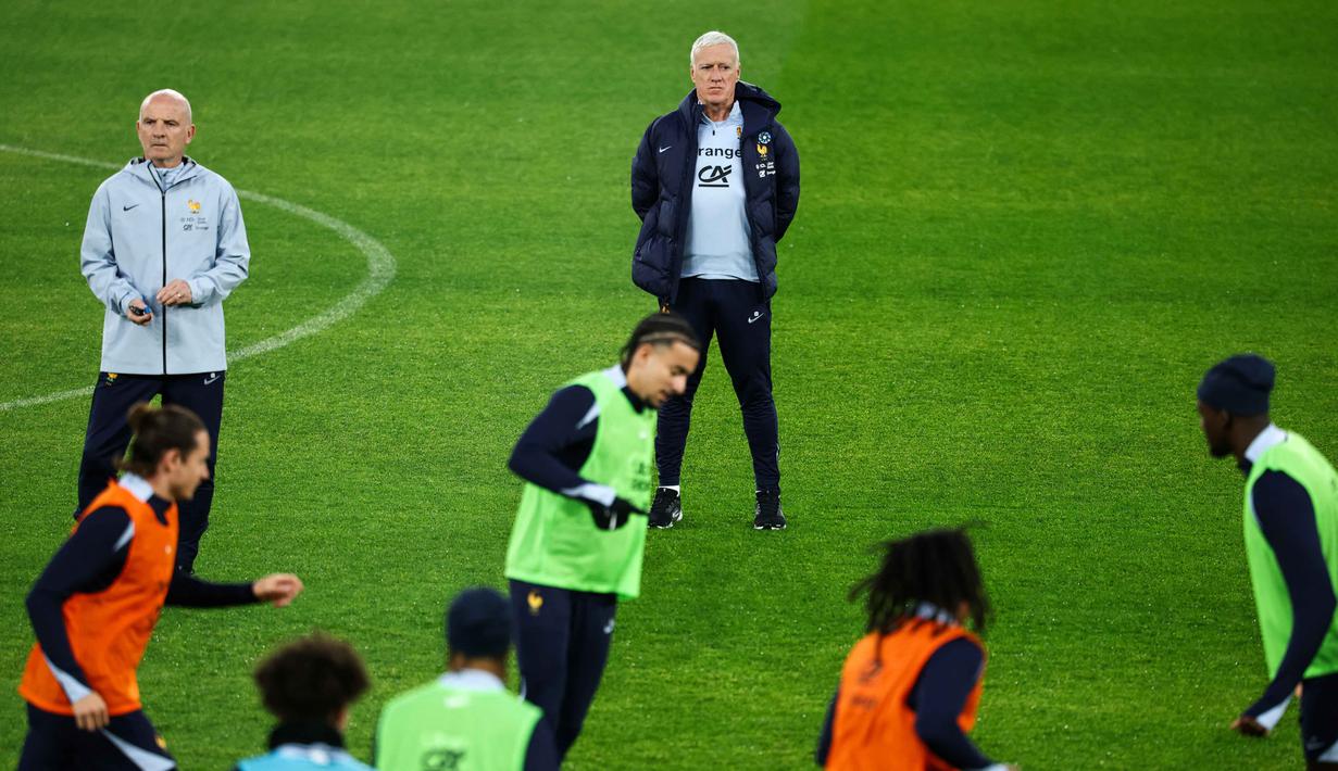 Dengan sisa laga Grup D kualifikasi Piala Dunia 2026 zona Eropa yang hanya dua pertandingan lagi, tim racikan pelatih Didier Deschamps ini hanya membutuhkan tambahan tiga angka untuk mengamankan posisi teratas sekaligus meraih tiket ke putaran final yang digelar di Amerika Utara. Tampak dalam foto, pelatih kepala Prancis Didier Deschamps (tengah) dan asistennya Guy Stephan (kiri) memantau dan memimpin sesi latihan di Stadion Parc des Princes, Paris, pada Rabu 12 November 2025. (FRANCK FIFE/AFP)