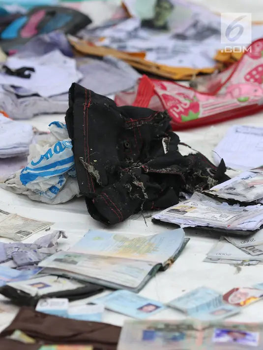Barang temuan yang diduga milik penumpang pesawat Lion Air JT 610 yang akan dicek dan diidentifikasi di Pelabuhan JICT 2, Jakarta, Selasa (30/10). Sejumlah barang ditemukan petugas gabungan dalam operasi pencarian. (Liputan6.com/Helmi Fithriansyah)