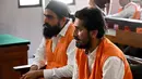 Dua WN India, Manjeet Singh (kanan) dan Harvinder Singh menjalani sidang di Pengadilan Denpasar, Bali, Kamis (19/12/2019). Manjeet Singh (32) dan Harvinder Singh (26)  didakwa dengan menyelundupkan 2,7 kilogram sabu ke Bali dan terancam hukuman maksimal pidana mati. (SONNY TUMBELAKA / AFP)