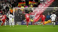 Kiper Liverpool asal Irlandia #62, Caoimhin Kelleher, menggagalkan penalti dari penyerang Real Madrid asal Prancis #09, Kylian Mbappe (kiri), selama pertandingan Liga Champions UEFA antara Liverpool dan Real Madrid di Anfield di Liverpool, Inggris barat laut, Kamis dini hari WIB (28/11/2024). (Oli SCARFF/AFP)