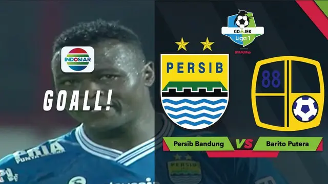 Striker Persib Bandung, Ezechiel N'Douassel mencetak gol dengan sepakan keras saat menghadapi Barito Putera dalam lanjutan Gojek Liga 1 2018 bersama Bukalapak, Sabtu (8/12/2018).