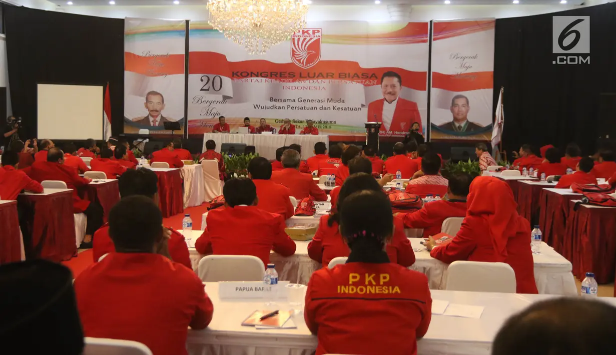 Suasana sidang paripurna pada Kongres Luar Biasa PKPI di Jakarta, Minggu (13/5). Kongres Luar Biasa digelar untuk mencari pengganti Hendropriyono yang memutuskan mundur usai PKPI lolos Pemilu 2019. (Liputan6.com/Arya Manggala)