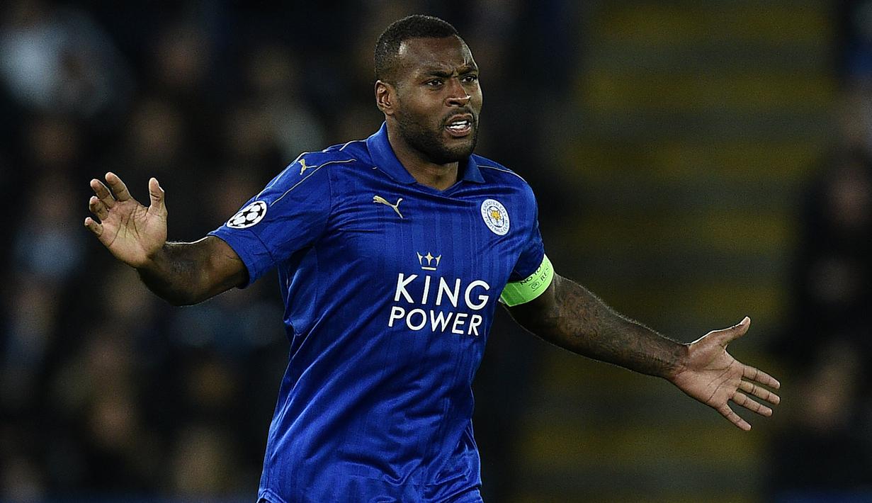 2. Wes Morgan - Satu sekian pemain yang membawa Leicester City tampil sebagai juara Premier League. Musim 2015/16, sang kapten Leicester ini tercatat sebagai pemain dengan berat badan 98 kg. (AFP/Oli Scarff)