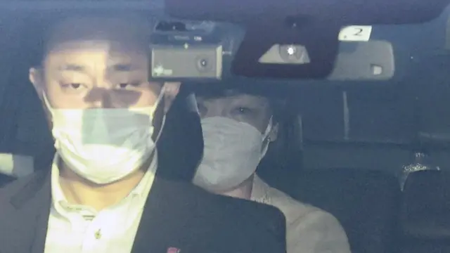 Akie Abe (belakang), istri mantan Perdana Menteri Jepang Shinzo Abe, duduk di mobil jenazah yang diyakini membawa jasad sang suami dari Nara, Jepang barat Sabtu, Juli 9, 2022. (Kyodo News melalui AP)