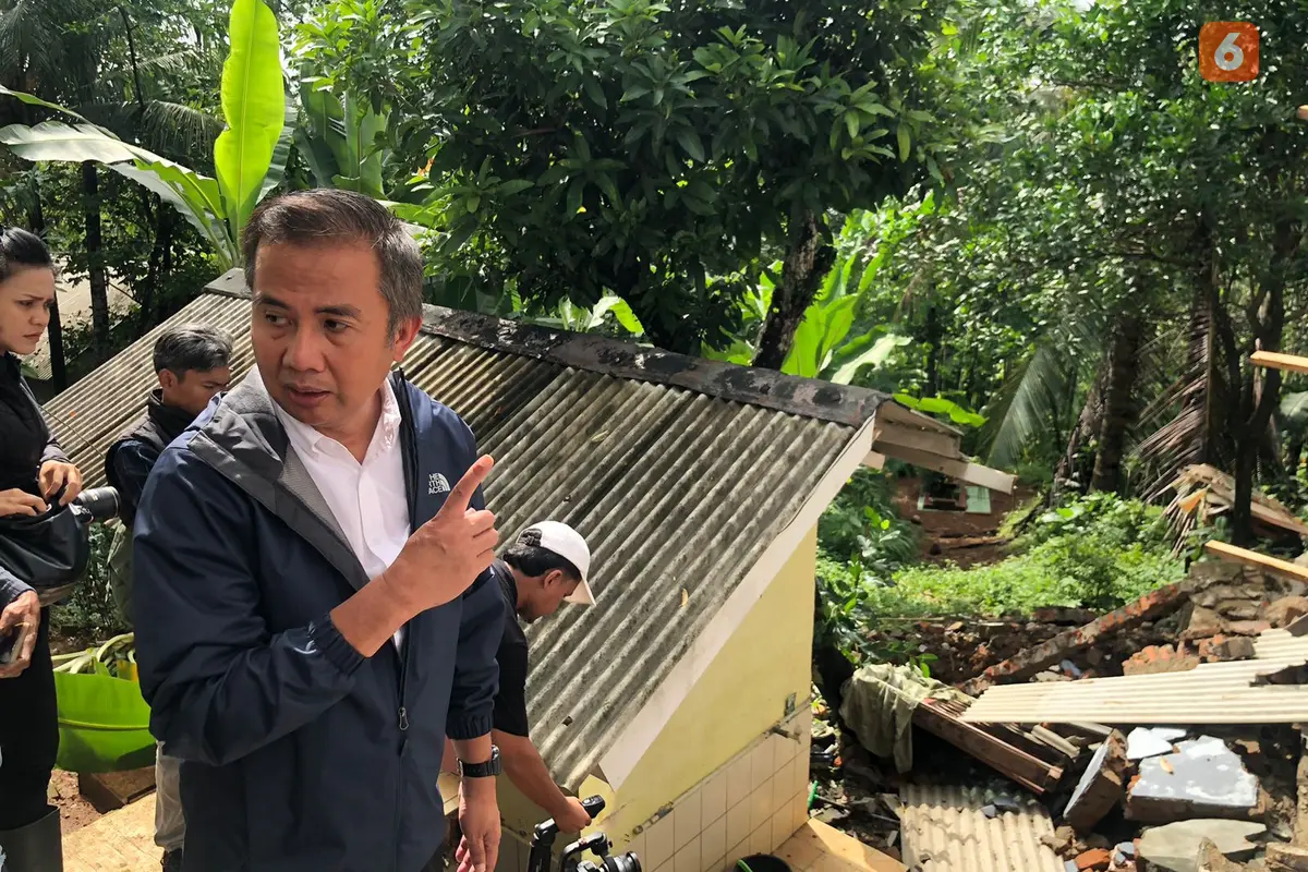 Penjabat Gubernur Jabar Bey Machmudin Saat meninjau lokasi pergerakan tanah di Kecamatan Cikembar Kabupaten Sukabumi (Liputan6.com/Fira Syahrin).
