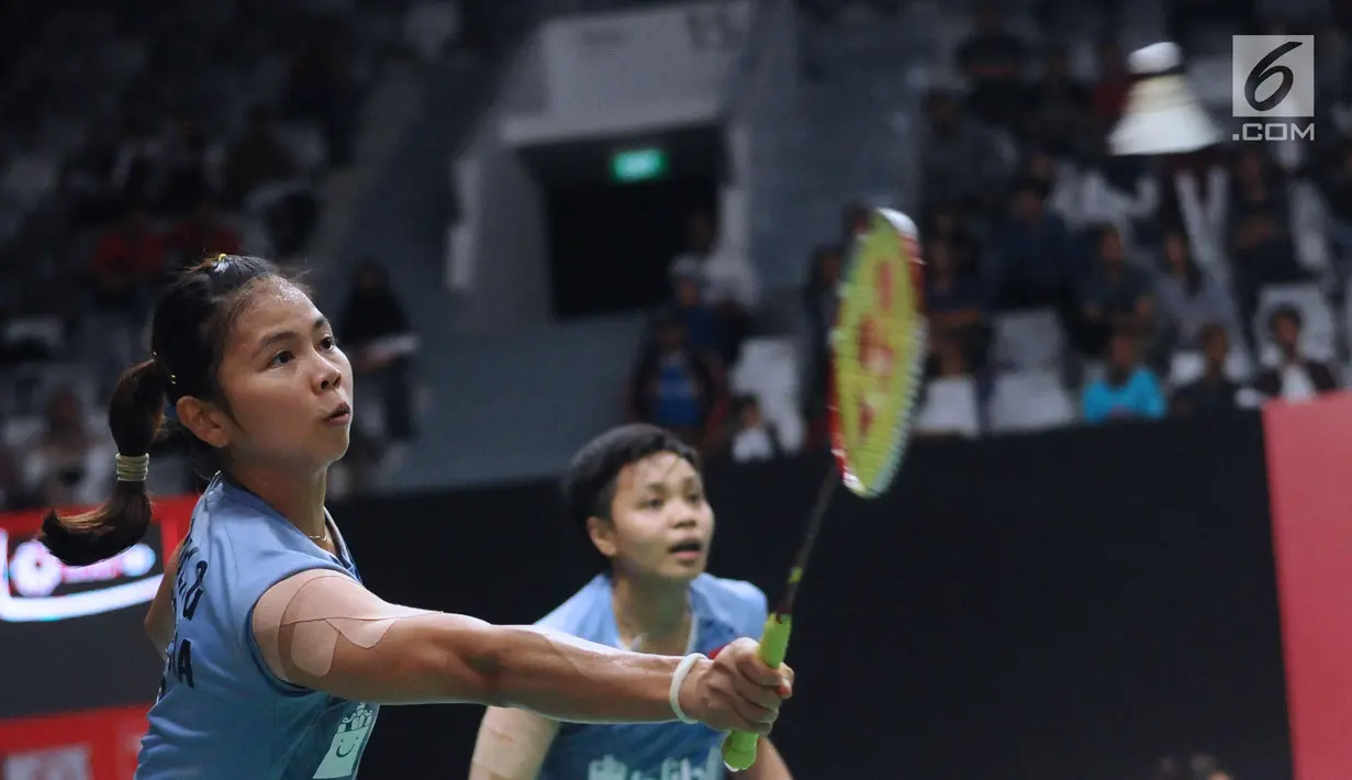 Ganda puteri Indonesia, Greysia Polii/Apriyani Rahayu saat melawan Tania O Kusumah/Vania A Sukoco pada babak pertama Indonesia Masters 2018 di Istora Senayan, Jakarta, Rabu (24/1). Greysia/Apriyani unggul 21-6, 21-18. (Liputan6.com/Helmi Fithriansyah)