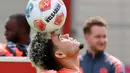 Penyerang baru Bayern Munchen asal Kolombia, Luis Diaz mengontrol bola selama sesi latihan di tempat latihan mereka di Munchen, Jerman, pada 31 Juli 2025. (Alexandra BEIER/AFP)