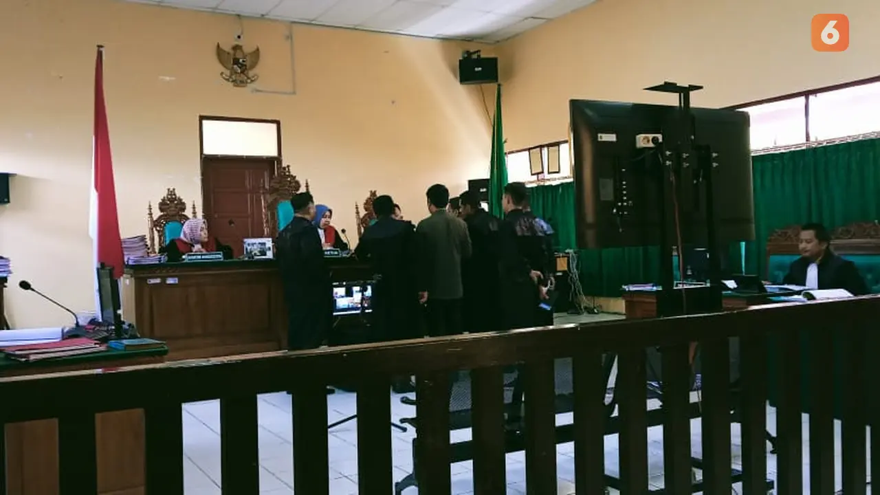JPU Kejari Wajo menghadirkan saksi pelapor dalam sidang dugaan penggelapan hasil jual rokok merek X5 yang mendudukkan Andi Norma (65) sebagai terdakwa (Liputan6.com/Eka Hakim)