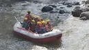 Murid TPQ Kelopak Kalisari Jakarta bertualang arung jeram khusus anak di kawasan Bendungan Katulampa, Bogor, selasa (20/11). Rafting di aliran Sungai Ciliwung ini diadakan Hiking Bocah melibatkan partisipasi masyarakat lokal. (Merdeka.com/Arie Basuki)